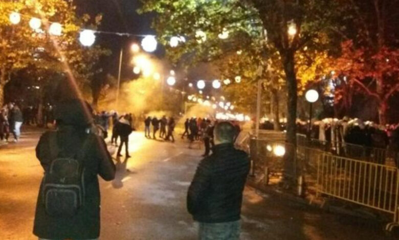 Përshkallëzohen protestat edhe në Malin e Zi, të rinjtë sulmojnë policinë, thyejnë xhamat e Kuvendit Përshkallëzohen protestat edhe në Malin e Zi, të rinjtë sulmojnë policinë, thyejnë xhamat e Kuvendit