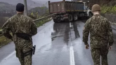 FOTO/ Baza ushtarake bllokohet nga barrikadat e serbëve, KFOR u dërgon ushqime nga ajri FOTO/ Baza ushtarake bllokohet nga barrikadat e serbëve, KFOR u dërgon ushqime nga ajri