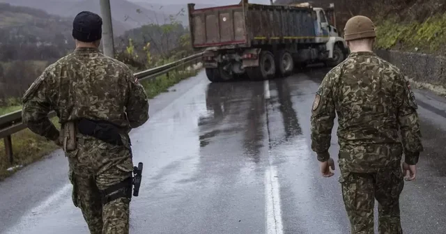 FOTO/ Baza ushtarake bllokohet nga barrikadat e serbëve, KFOR u dërgon ushqime nga ajri FOTO/ Baza ushtarake bllokohet nga barrikadat e serbëve, KFOR u dërgon ushqime nga ajri