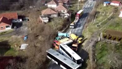 Reuters për tensionet në veri të Kosovës: Rrugët janë ende të bllokuara! SHBA dhe BE… Reuters për tensionet në veri të Kosovës: Rrugët janë ende të bllokuara! SHBA dhe BE…