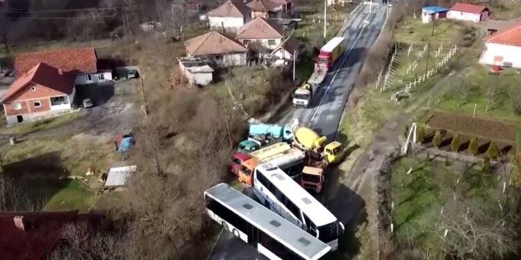 Reuters për tensionet në veri të Kosovës: Rrugët janë ende të bllokuara! SHBA dhe BE…