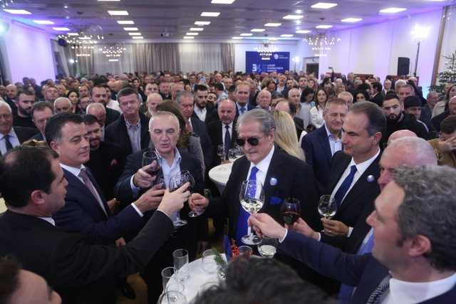 “Drejtësia me regji”? Modele nga brenda dhe nga jashtë “Drejtësia me regji”? Modele nga brenda dhe nga jashtë