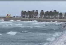 Moti i keq në Vlorë u “prish punë” turistëve, kroçera nuk ankorohet dot për shkak të dallgëve Moti i keq në Vlorë u “prish punë” turistëve, kroçera nuk ankorohet dot për shkak të dallgëve