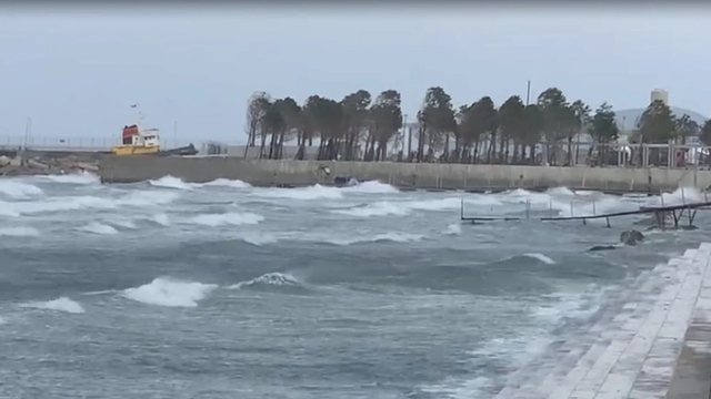 Moti i keq në Vlorë u “prish punë” turistëve, kroçera nuk ankorohet dot për shkak të dallgëve Moti i keq në Vlorë u “prish punë” turistëve, kroçera nuk ankorohet dot për shkak të dallgëve