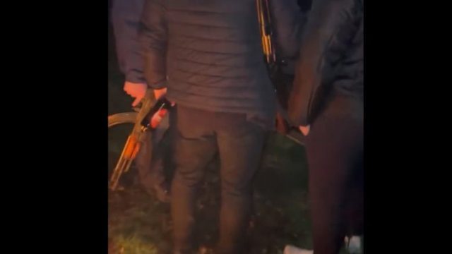 Barrikadat në veri të Kosovës/ Filmohen persona të armatosur me kallashnikovë (Video) Barrikadat në veri të Kosovës/ Filmohen persona të armatosur me kallashnikovë (Video)