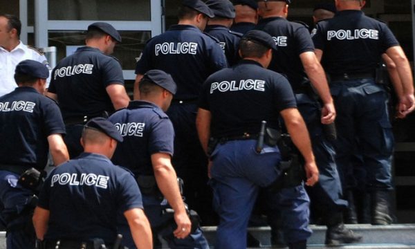 Merren masat për në veri të Kosovës, rreth 1 mijë policë në pension të gatshëm për t’u rikthyer në detyrë Merren masat për në veri të Kosovës, rreth 1 mijë policë në pension të gatshëm për t’u rikthyer në detyrë