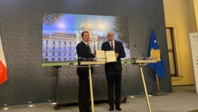 Kurti dorëzon aplikimin për anëtarësimin në BE në Pragë: Ditë historike për popullin e Kosovës