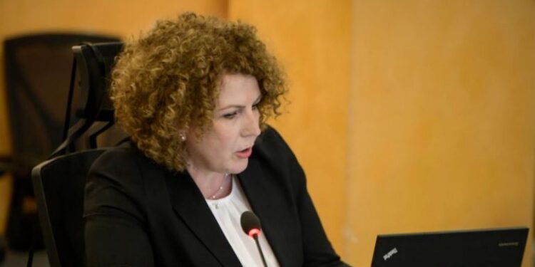 Vendimi i papritur/ Akuza për mosdeklarim të pasurisë, dënohet ministrja. Emri Vendimi i papritur/ Akuza për mosdeklarim të pasurisë, dënohet ministrja. Emri
