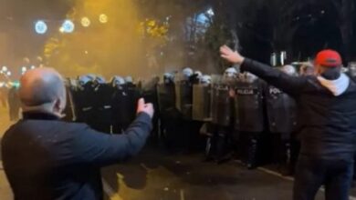 Çfarë po ndodh? Protestë në Mal të Zi, turma thyen xhamin e hyrjes së Kuvendit, policia hedh gaz lotsjellës Çfarë po ndodh? Protestë në Mal të Zi, turma thyen xhamin e hyrjes së Kuvendit, policia hedh gaz lotsjellës