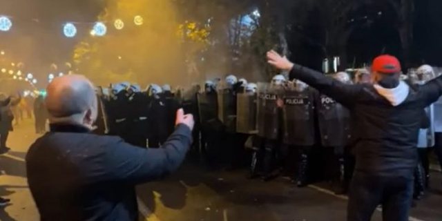 Çfarë po ndodh? Protestë në Mal të Zi, turma thyen xhamin e hyrjes së Kuvendit, policia hedh gaz lotsjellës Çfarë po ndodh? Protestë në Mal të Zi, turma thyen xhamin e hyrjes së Kuvendit, policia hedh gaz lotsjellës