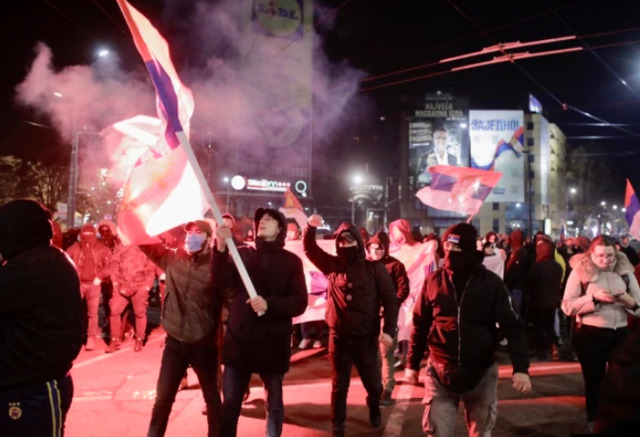 Me kore kundër shqiptarëve/ Mbushen rrugët e Beogradit, protestë në mbështetje të serbëve të Kosovës Me kore kundër shqiptarëve/ Mbushen rrugët e Beogradit, protestë në mbështetje të serbëve të Kosovës