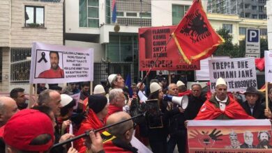 “Mitrovicën s’e japim”, pas Tiranës, shqiptarët e Maqedonisë së Veriut protestë para ambasadës serbe në Shkup “Mitrovicën s’e japim”, pas Tiranës, shqiptarët e Maqedonisë së Veriut protestë para ambasadës serbe në Shkup