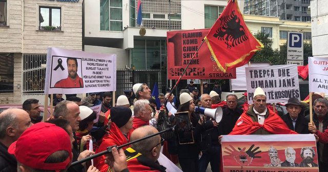 “Mitrovicën s’e japim”, pas Tiranës, shqiptarët e Maqedonisë së Veriut protestë para ambasadës serbe në Shkup “Mitrovicën s’e japim”, pas Tiranës, shqiptarët e Maqedonisë së Veriut protestë para ambasadës serbe në Shkup