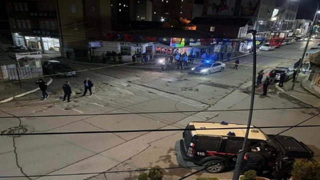 Shpërthim i fuqishëm në Mitrovicë/ Sulmohet ekipi televiziv dhe policia, çfarë po ndodh Shpërthim i fuqishëm në Mitrovicë/ Sulmohet ekipi televiziv dhe policia, çfarë po ndodh