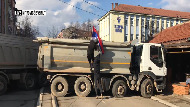 Shtohen barrikadat në Veri/ Qytetarë vendosin flamurin serb, Mitrovica në “bllokadë” Shtohen barrikadat në Veri/ Qytetarë vendosin flamurin serb, Mitrovica në “bllokadë”