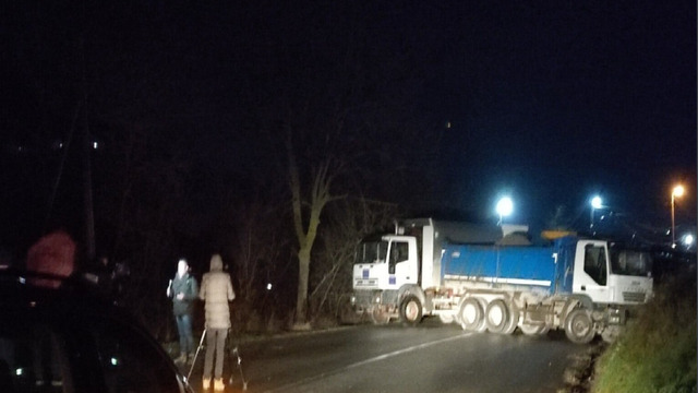 Vendoset barrikadë në afërsi të Merdares, pala serbe mbyll pikëkalimin kufitar Vendoset barrikadë në afërsi të Merdares, pala serbe mbyll pikëkalimin kufitar