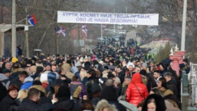 RREZIK për përshkallëzim? Serbët nisin protestat në veri: Kurti, Kosova është e gjyshërve tanë! RREZIK për përshkallëzim? Serbët nisin protestat në veri: Kurti, Kosova është e gjyshërve tanë!