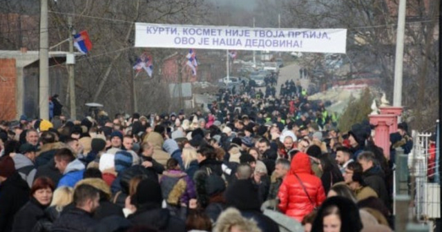 RREZIK për përshkallëzim? Serbët nisin protestat në veri: Kurti, Kosova është e gjyshërve tanë! RREZIK për përshkallëzim? Serbët nisin protestat në veri: Kurti, Kosova është e gjyshërve tanë!
