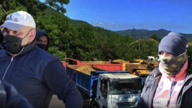 “Deri sa të ndalet terrori”/ Bllokohet hyrja e makinave të drejtuara nga shqiptarët në Serbi: Jemi afër një konflikti… “Deri sa të ndalet terrori”/ Bllokohet hyrja e makinave të drejtuara nga shqiptarët në Serbi: Jemi afër një konflikti…