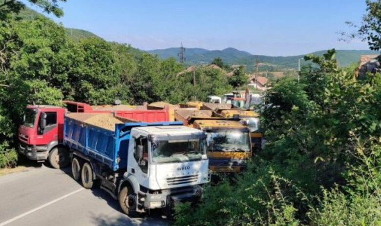Kush duhet t’i heqë barrikadat në veri të Kosovës? Kush duhet t’i heqë barrikadat në veri të Kosovës?