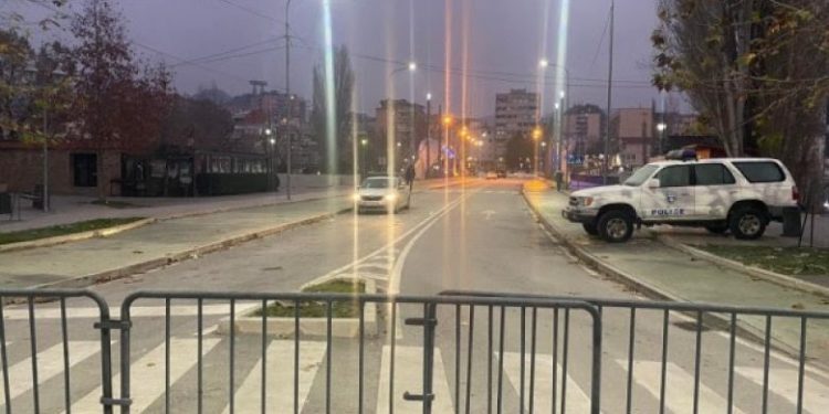 Tensionet/ Çfarë po ndodh? Shpërthim i fuqishëm në veri të Mitrovicës Tensionet/ Çfarë po ndodh? Shpërthim i fuqishëm në veri të Mitrovicës