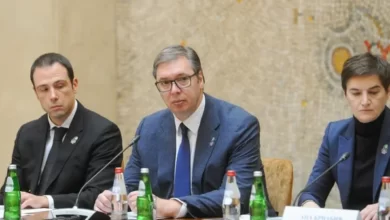 Nuk ndalet Vuçiç, mbledh sot qeverinë për të miratuar kërkesën për kthimin e ushtrisë serbe në Kosovë Nuk ndalet Vuçiç, mbledh sot qeverinë për të miratuar kërkesën për kthimin e ushtrisë serbe në Kosovë