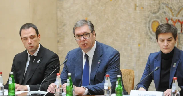 Nuk ndalet Vuçiç, mbledh sot qeverinë për të miratuar kërkesën për kthimin e ushtrisë serbe në Kosovë Nuk ndalet Vuçiç, mbledh sot qeverinë për të miratuar kërkesën për kthimin e ushtrisë serbe në Kosovë