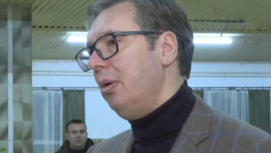 Vuçiç mbërrin në Rashkë për të biseduar me serbët që vendosën barrikadat: Do të jetë një natë e gjatë dhe e vështirë! Vuçiç mbërrin në Rashkë për të biseduar me serbët që vendosën barrikadat: Do të jetë një natë e gjatë dhe e vështirë!