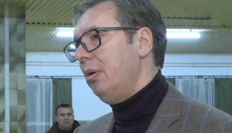 Vuçiç mbërrin në Rashkë për të biseduar me serbët që vendosën barrikadat: Do të jetë një natë e gjatë dhe e vështirë! Vuçiç mbërrin në Rashkë për të biseduar me serbët që vendosën barrikadat: Do të jetë një natë e gjatë dhe e vështirë!