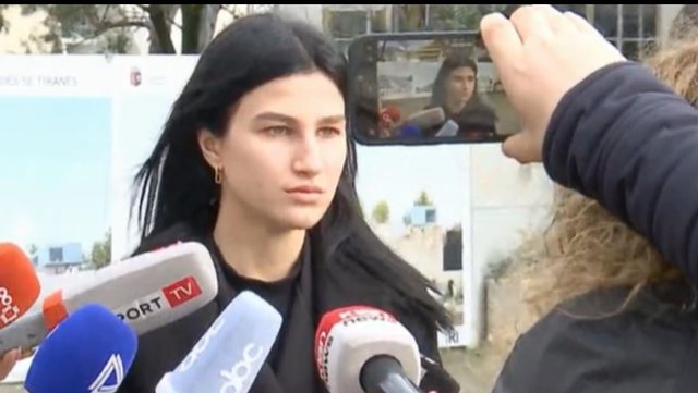 Ana Veizi po rritet nën sytë tanë dhe rastësisht ka pamjen e Drejtësisë Ana Veizi po rritet nën sytë tanë dhe rastësisht ka pamjen e Drejtësisë