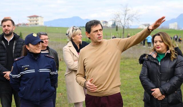 Kryebashkiaku i Kamzës sfidon Berishën: Sali, turpi të mbuloftë! Hajde kandido përballë meje Kryebashkiaku i Kamzës sfidon Berishën: Sali, turpi të mbuloftë! Hajde kandido përballë meje