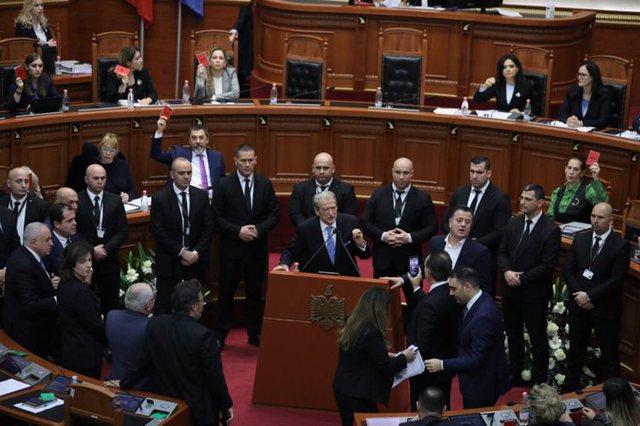 “Idhulli SHBA” dhe pse demokracia jonë është problem?!