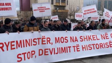 Protestë kundër Albin Kurtit, fëmijët e dëshmorëve: Mos na shkel në gjak! Protestë kundër Albin Kurtit, fëmijët e dëshmorëve: Mos na shkel në gjak!
