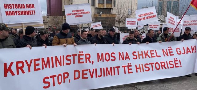 Protestë kundër Albin Kurtit, fëmijët e dëshmorëve: Mos na shkel në gjak! Protestë kundër Albin Kurtit, fëmijët e dëshmorëve: Mos na shkel në gjak!