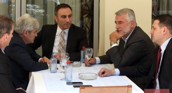 Rama fton tryezë të përbashkët me partitë politikë shqiptare të Maqedonisë, takimi të martën në Tiranë Rama fton tryezë të përbashkët me partitë politikë shqiptare të Maqedonisë, takimi të martën në Tiranë