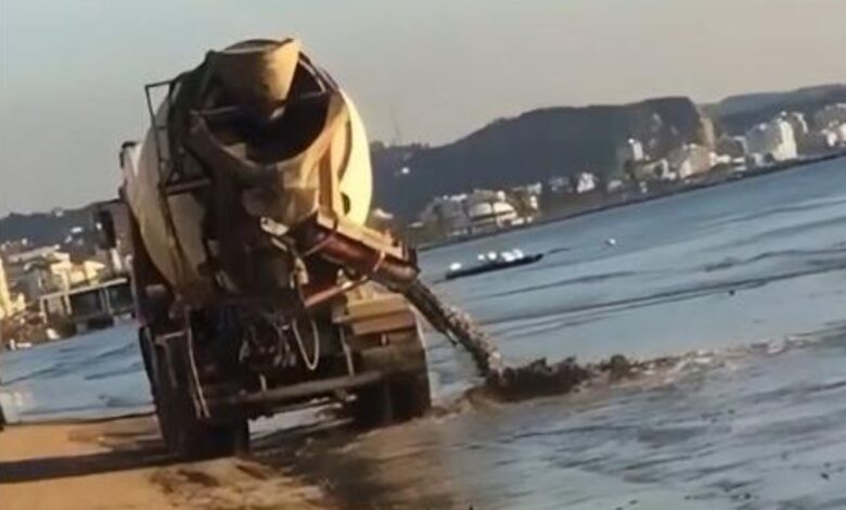 Shkarkoi betonieren në plazhin e Durrësit, Policia gjen shoferin pas pamjeve në rrjetet sociale Shkarkoi betonieren në plazhin e Durrësit, Policia gjen shoferin pas pamjeve në rrjetet sociale