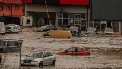 FOTOT/ Kosova në pushtetin e ujit i cili merr makinat përpara