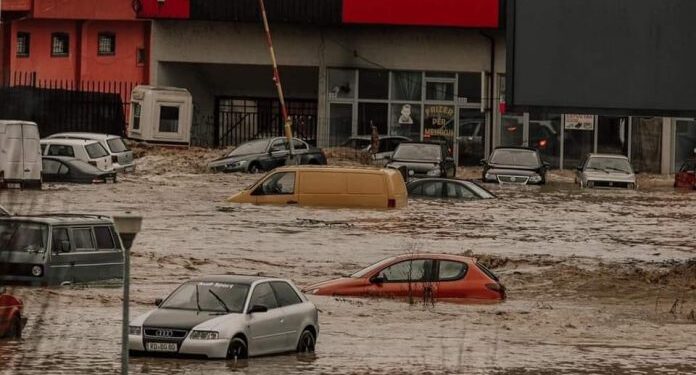 FOTOT/ Kosova në pushtetin e ujit i cili merr makinat përpara FOTOT/ Kosova në pushtetin e ujit i cili merr makinat përpara