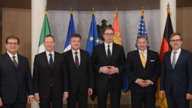 “Telashe na presin”/ Vuçiç pas takimit me diplomatët e huaj për dialogun me Kosovën: Dita e djeshme, një nga më të vështira…!