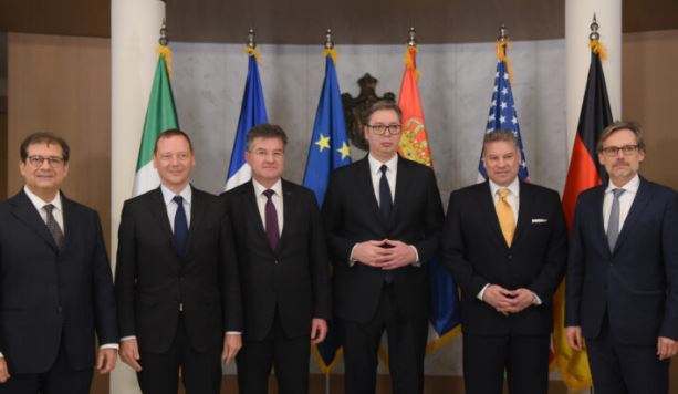 “Telashe na presin”/ Vuçiç pas takimit me diplomatët e huaj për dialogun me Kosovën: Dita e djeshme, një nga më të vështira…!