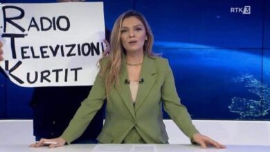 VIDEO/ “RTK-Radio televizioni i Kurtit”! Aktivisti hyn live në studio gjatë edicionit te lajmeve VIDEO/ “RTK-Radio televizioni i Kurtit”! Aktivisti hyn live në studio gjatë edicionit te lajmeve