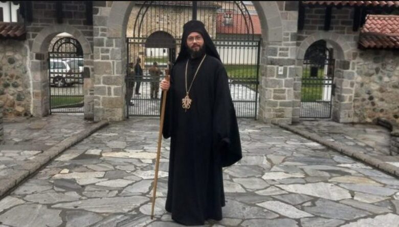 “Në fillim më puthën dorën pastaj na përzunë”/ At Nikolla Xhufka denoncon serbët: Më larguan me arrogancë nga Manastiri i Deçanit