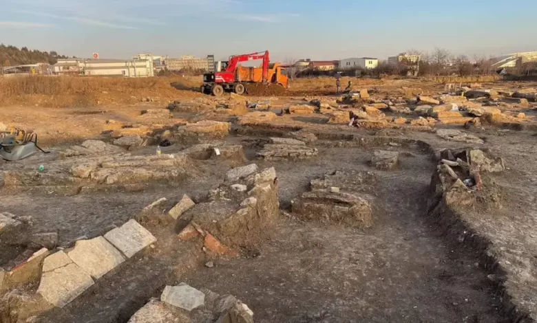 Nuk janë vetëm dy pllaka mbivarrore monumentale, por është një lokalitet i madh arkeologjik, një qytet i tërë, i Shkupit të lashtë të Dardanisë