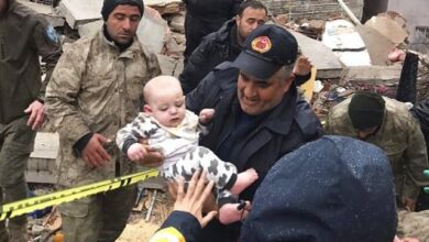 VIDEO/ Emocionuese! Momenti kur forcat e Kosovës nxjerrin nga rrënojat fëmijën 2 vjeç në Turqi VIDEO/ Emocionuese! Momenti kur forcat e Kosovës nxjerrin nga rrënojat fëmijën 2 vjeç në Turqi