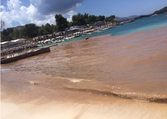 Konsiderohet perla e turizmit, plazhi i Ksamilit ndotet me rërë gëlqerore të dëmshme për shëndetin Konsiderohet perla e turizmit, plazhi i Ksamilit ndotet me rërë gëlqerore të dëmshme për shëndetin