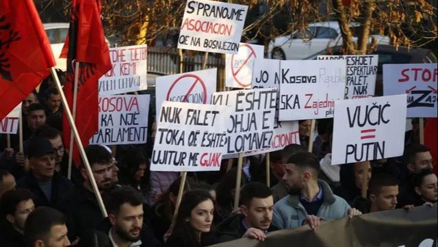 Me flamuj kuqezi, studentët në Kosovë protestojnë kundër Asociacionit për komunat me shumicë serbe Me flamuj kuqezi, studentët në Kosovë protestojnë kundër Asociacionit për komunat me shumicë serbe