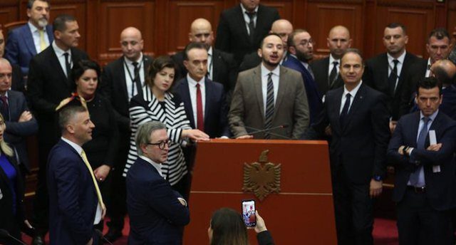 Donin interpelancë apo ta shqyenin Edi Ramën?! Donin interpelancë apo ta shqyenin Edi Ramën?!