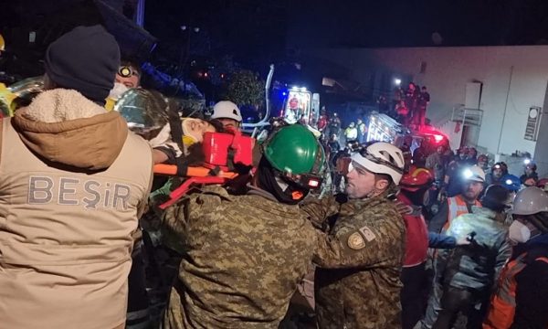 VIDEO/ Pas shumë orësh nën rrënoja, ekipet e Kosovës shpëtojnë një vajzë 13 vjeçe dhe një 45 vjeçar në Turqi VIDEO/ Pas shumë orësh nën rrënoja, ekipet e Kosovës shpëtojnë një vajzë 13 vjeçe dhe një 45 vjeçar në Turqi