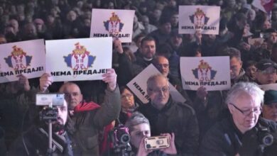 ”Duam Rusinë, jo planin europian”, protesta të dhunshme në Serbi ”Duam Rusinë, jo planin europian”, protesta të dhunshme në Serbi