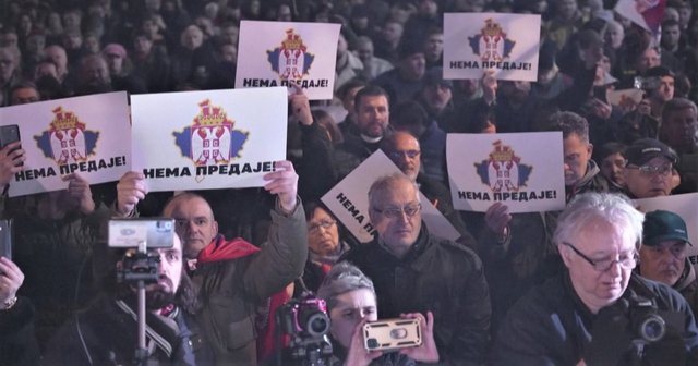 ”Duam Rusinë, jo planin europian”, protesta të dhunshme në Serbi ”Duam Rusinë, jo planin europian”, protesta të dhunshme në Serbi